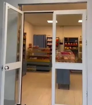 Cierre de aluminio con doble puerta