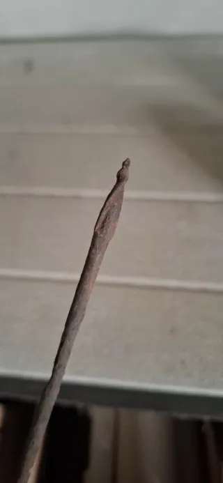 Antico punteruolo con manico in legno