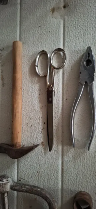 Antico punteruolo con manico in legno