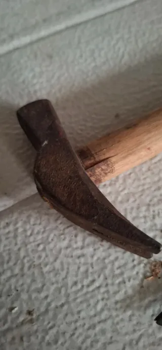 Antico punteruolo con manico in legno