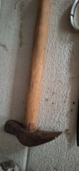 Antico punteruolo con manico in legno