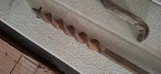 Antico punteruolo con manico in legno