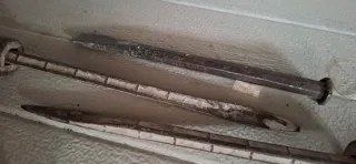 Antico punteruolo con manico in legno