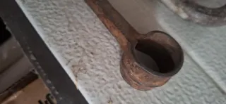 Antico punteruolo con manico in legno