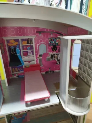 Casa de muñecas de madera