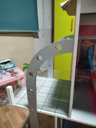 Casa de muñecas de madera