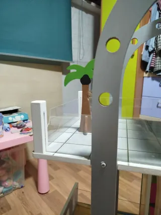 Casa de muñecas de madera