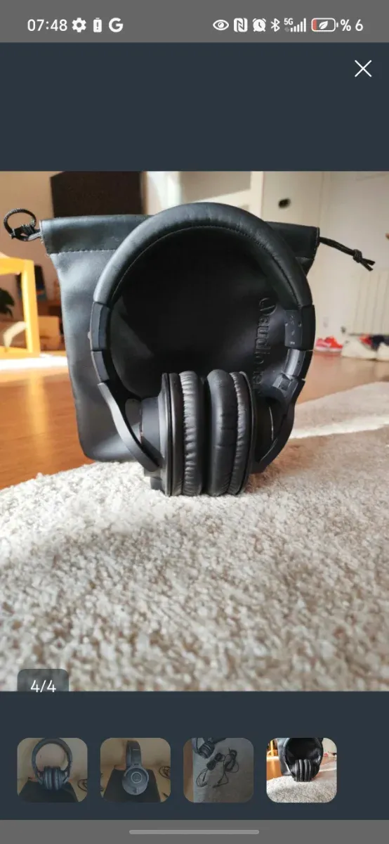 Auriculares profesionales negros.