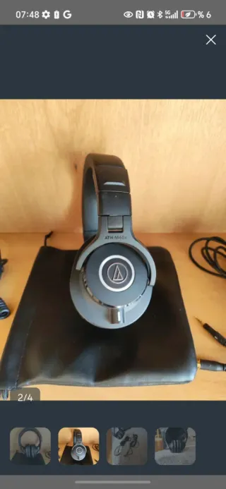 Auriculares profesionales negros.