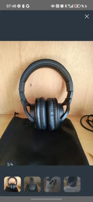 Auriculares profesionales negros.