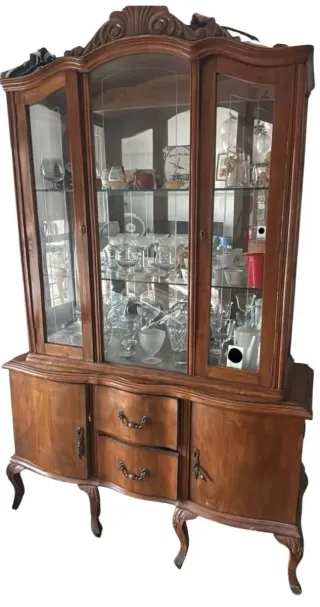 Vitrina de madera y cristal