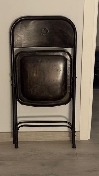 Silla plegable de metal negra