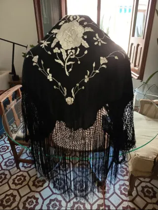 Mantón negro bordado con hilo blanco brillante