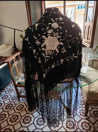 Mantón negro bordado con hilo blanco brillante