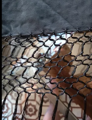 Mantón negro bordado con hilo blanco brillante