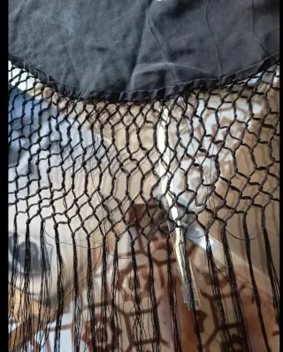 Mantón negro bordado con hilo blanco brillante