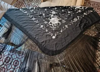 Mantón negro bordado con hilo blanco brillante