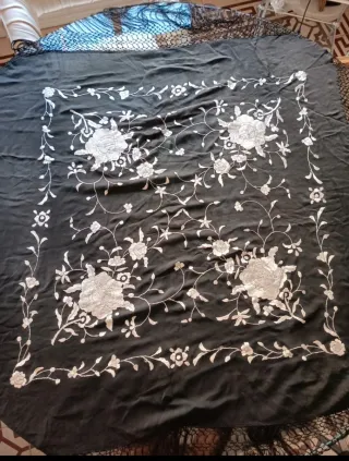 Mantón negro bordado con hilo blanco brillante