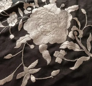 Mantón negro bordado con hilo blanco brillante