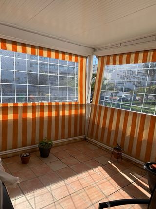 Toldo para terraza beige y naranja