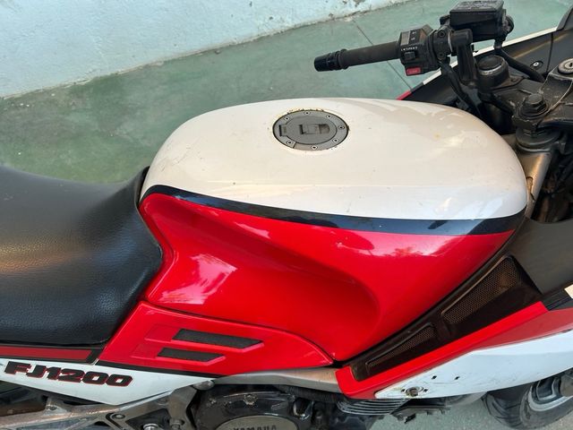 Yamaha FJ1200 Roja y Blanca. 1986.