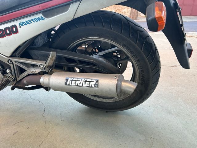 Yamaha FJ1200 Roja y Blanca. 1986.