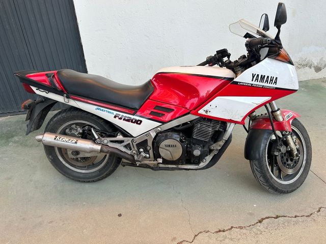 Yamaha FJ1200 Roja y Blanca. 1986.