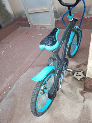 Bicicleta infantil azul y negra