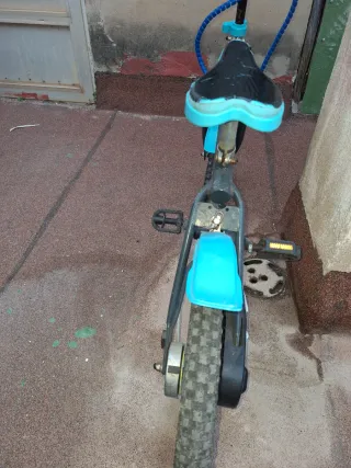 Bicicleta infantil azul y negra