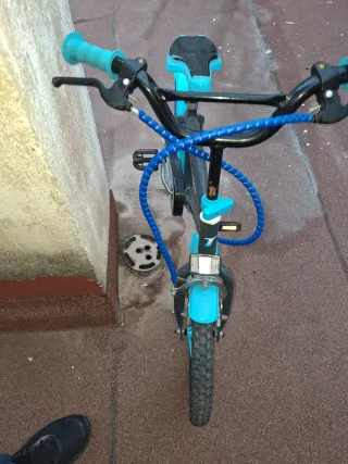 Bicicleta infantil azul y negra