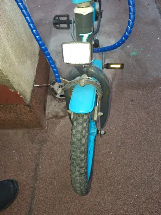 Bicicleta infantil azul y negra