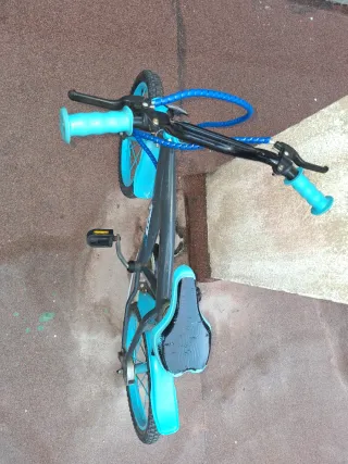 Bicicleta infantil azul y negra