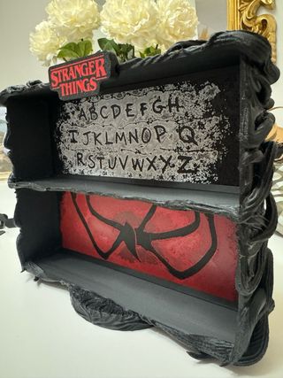 Expositor Stranger Things Figuras Kinder Joy