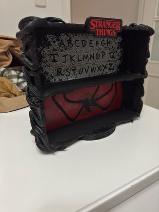 Expositor Stranger Things Figuras Kinder Joy