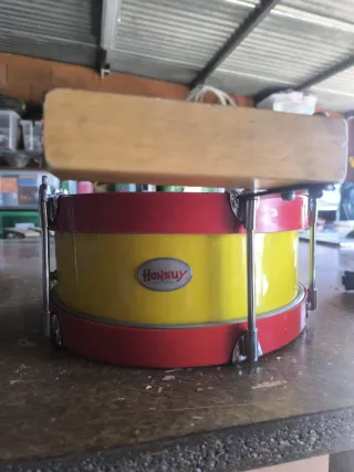 Tambor rojo con bloque de madera
