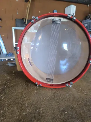 Tambor rojo con bloque de madera