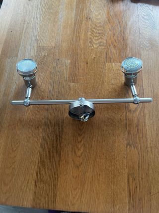 Lámpara LED de metal plateado