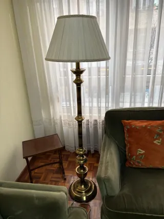 Lámpara de pie dorada y beige