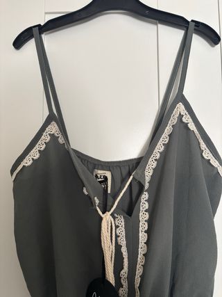 Mono corto verde con encaje