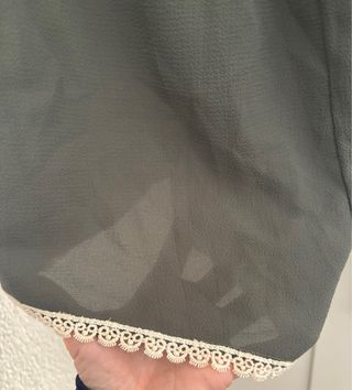 Mono corto verde con encaje