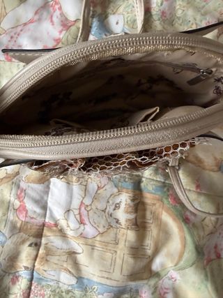 Bolso bandolera beige con detalles multicolor