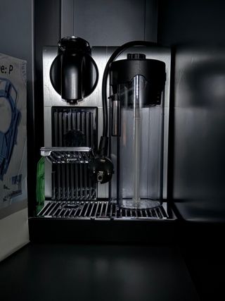Cafetera Nespresso DeLonghi Lattissima Pro
