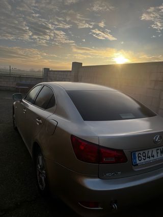 Lexus IS220d averiado