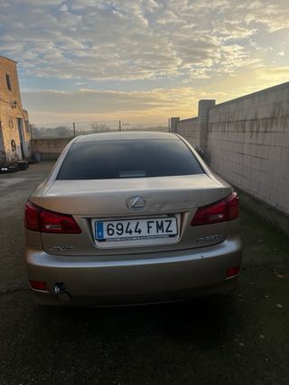 Lexus IS220d averiado