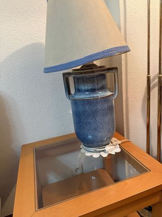 Mesita auxiliar con tapa de cristal