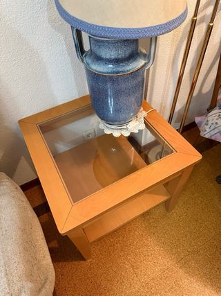 Mesita auxiliar con tapa de cristal
