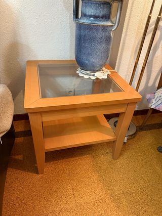 Mesita auxiliar con tapa de cristal