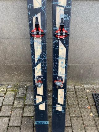 Esquís Travesía Majesty + Fijaciones + Pieles