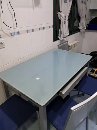 Mesa de cocina con 4 sillas