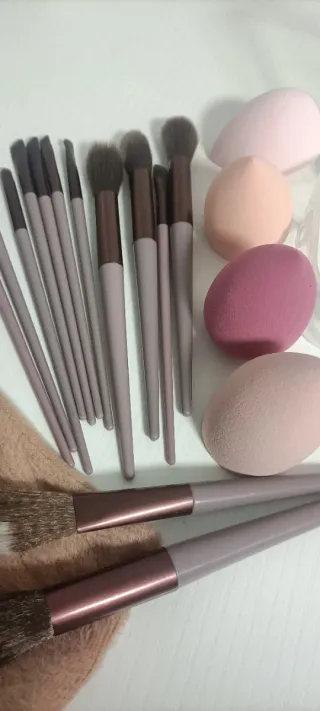 Lote de 13 Brochas y Esponjas Maquillaje Nuevos,4€